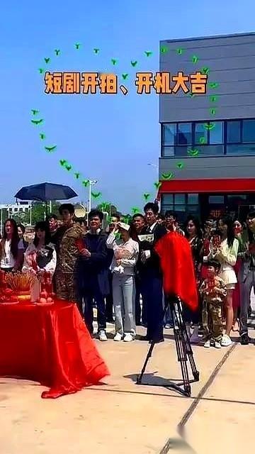 于龙和杨咩咩终于又进组了。可这一次，他们要抢饭吃的对手，已经不是人了。打开短