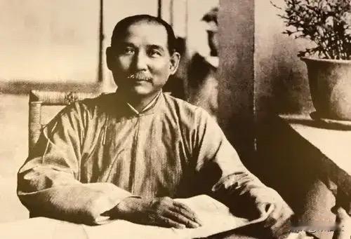 孙中山患肝癌，主刀医生是美国人邰乐尔，用的是当时最先进的镭射治疗，遗嘱由汪精卫起