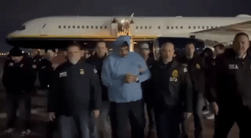 这是马杜罗被押回美国最清晰的特写视频，可以看见马杜罗还是受伤了，脚一瘸一拐的，应