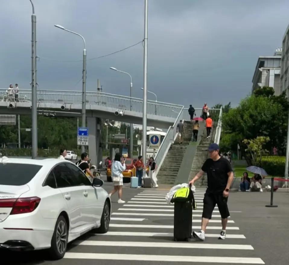 刚刚，孙颖莎主管教练邱贻可从北京体总运动员公寓打车出发，手上拿着行李箱。国乒参