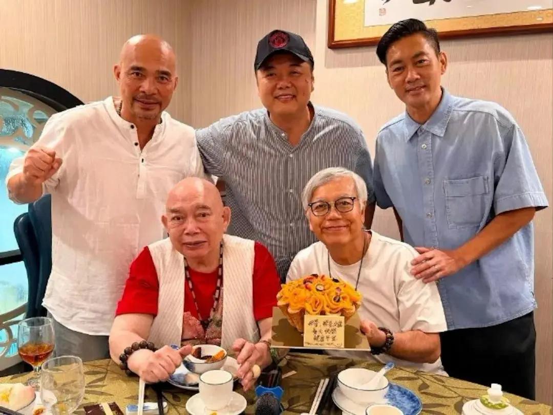 近日，黄一飞84岁庆生宴，电影《少林足球》中的五位师兄弟齐聚合影。当天，来的
