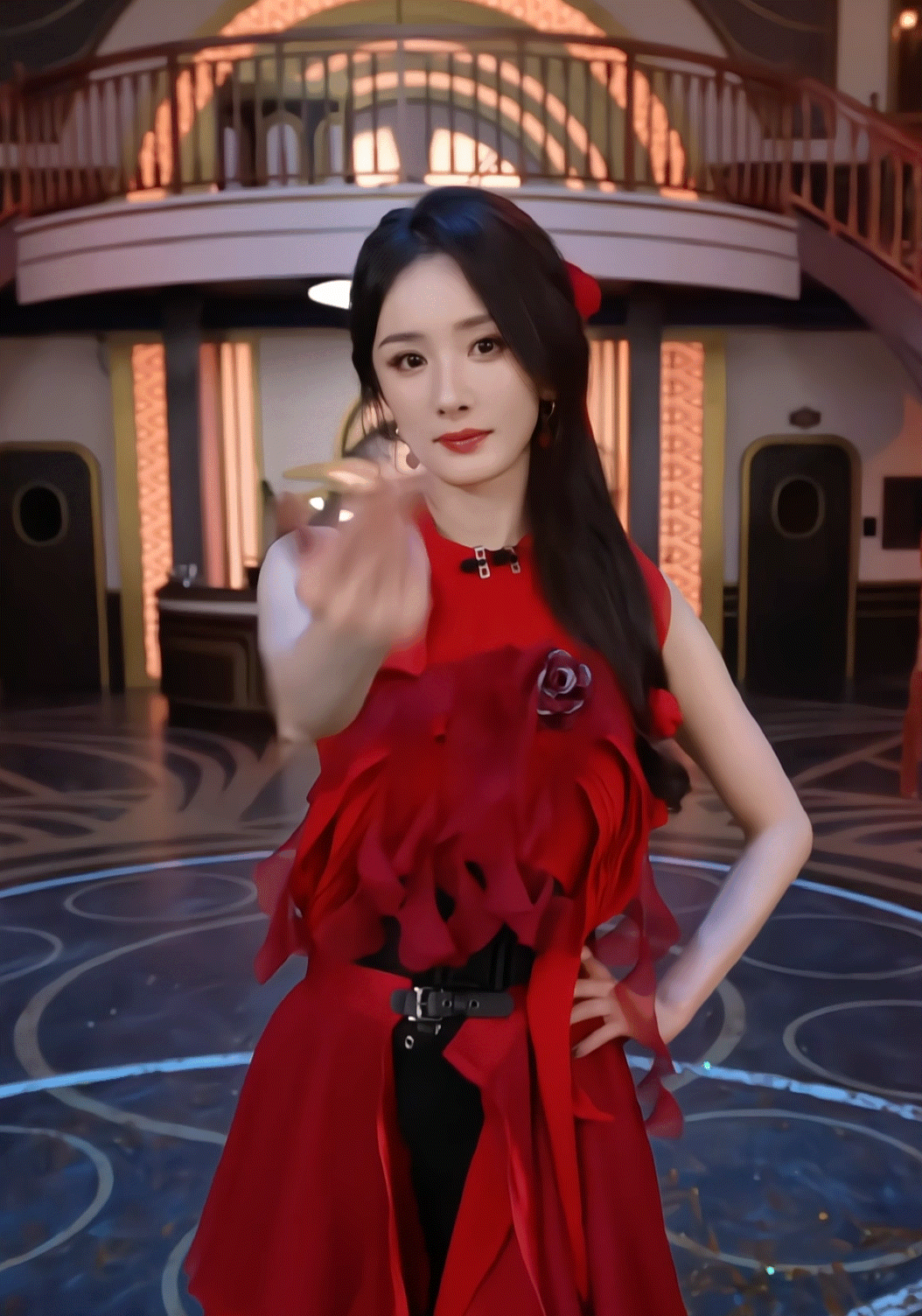 一晚上了还没从杨幂的cha舞上缓过来杨幂轻轻一扭马蜂就被钓成翘嘴！[期