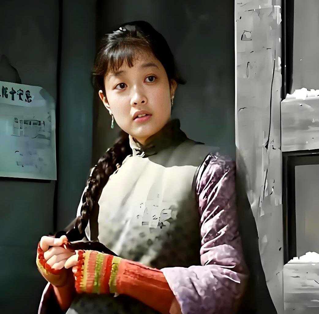 1990年，她最红的时候，突然从银幕上消失了。办完最后一场影迷见面会，她转