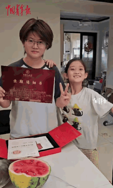 万万没想到！河北廊坊一高考考生收到北京化工大学的录取通知书快递，她拿到录取通知书