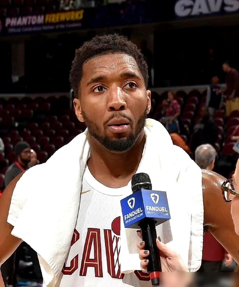 骑士管理层直接把通牒甩米切尔脸上：要么现在签长约，要么夏天就把你送走。换你你