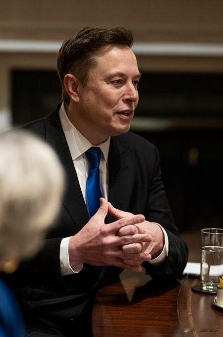 马斯克身价突破5000亿美元，也就是3.6万亿人民币，他是地球上最富有的人，也