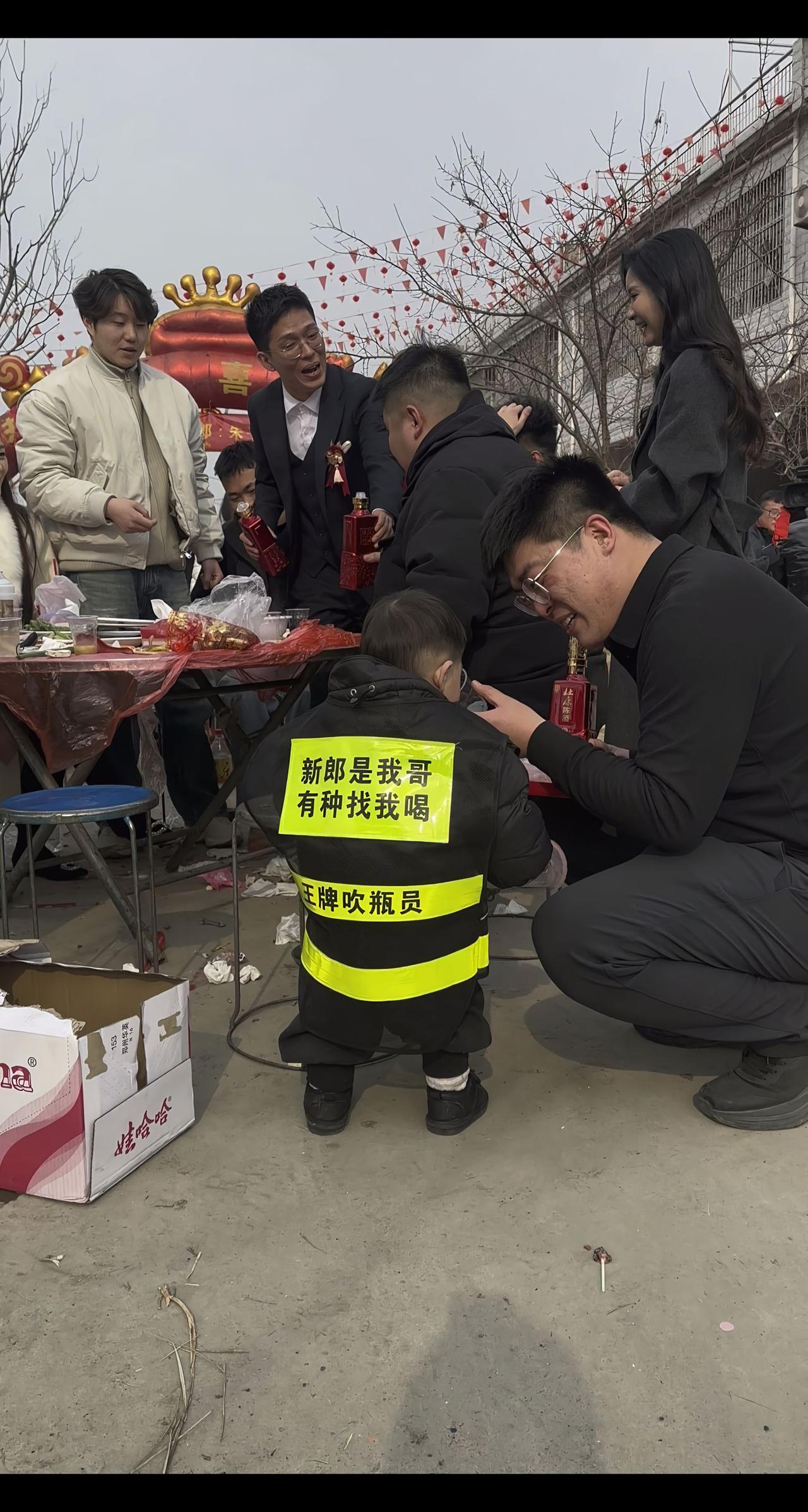 这绝对是全村最硬核的“挡酒大将”！现在的婚礼伴郎团已经卷成这样了吗？😂回村参