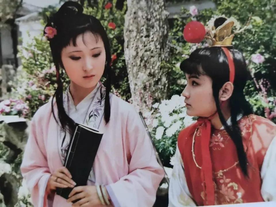 为什么嫁给宝玉的是宝钗而不是黛玉因为黛玉已经死了，“都说是金玉良缘，俺只念木石前