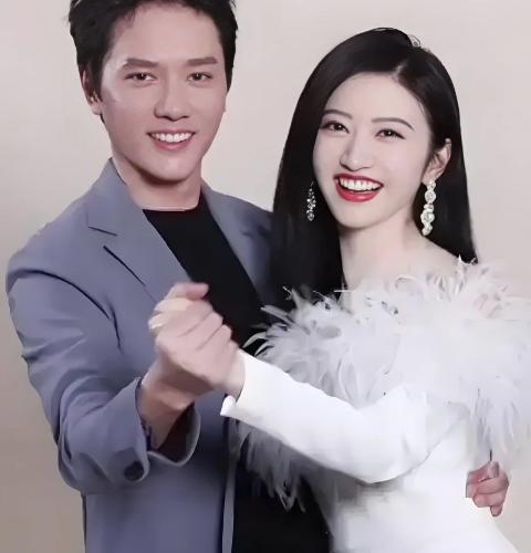 9点31分，冯绍峰终于发文：假！无中生有，不信谣，不传谣！结果网友却从中发现了