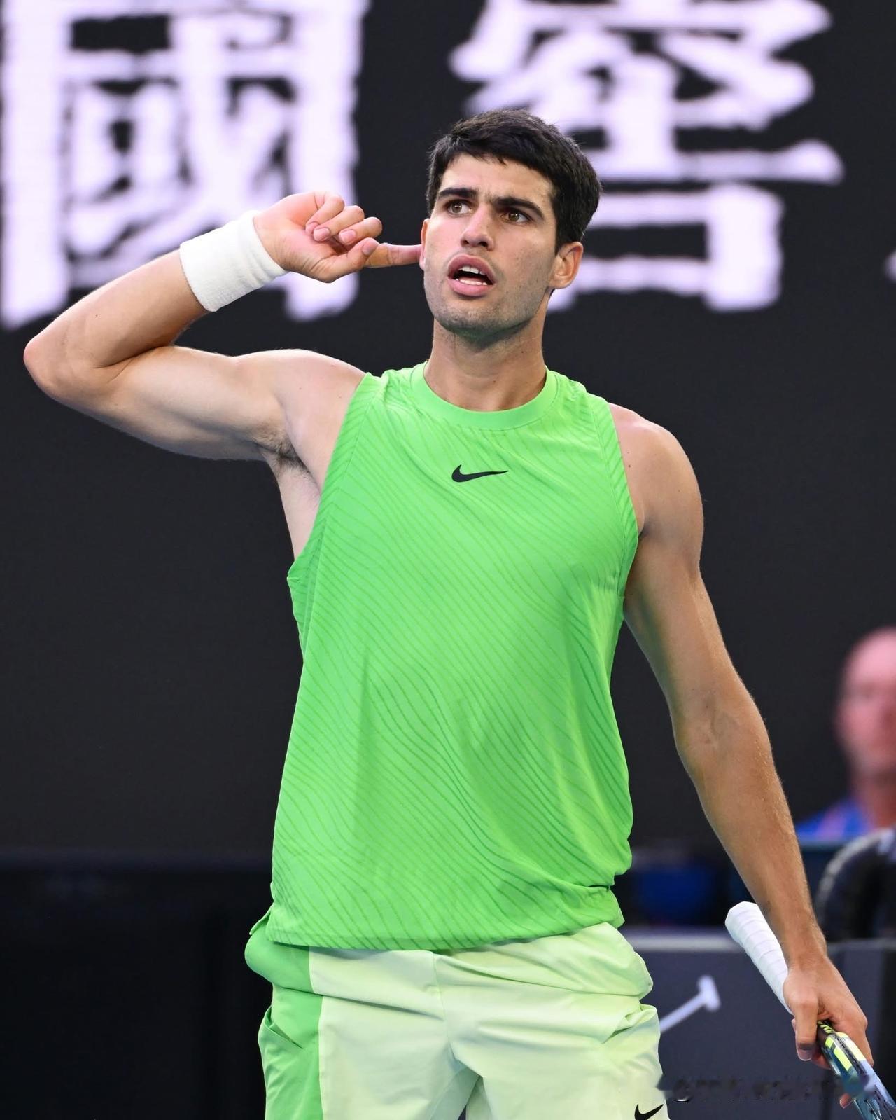 阿尔卡拉斯这年轻人真是与众不同，尽管在第三盘受到抽筋的困扰，且被兹维列夫拖入决胜