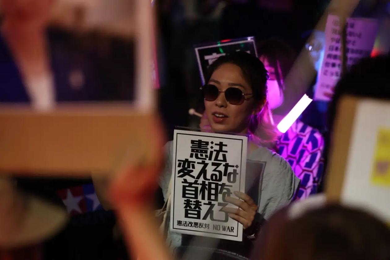 如果不是媒体曝光，还不知道有多少人被蒙在鼓里，原来前几天日本国会前，有十多万人“
