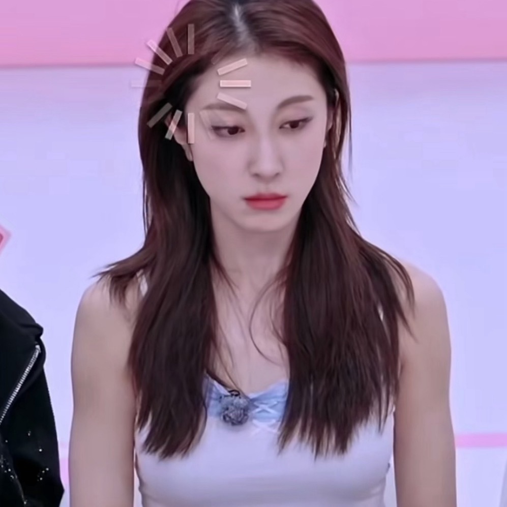 进来看张小婉的表情管理忍不住想笑感觉来这个节目是来贡献表情包的美女好像都不太会