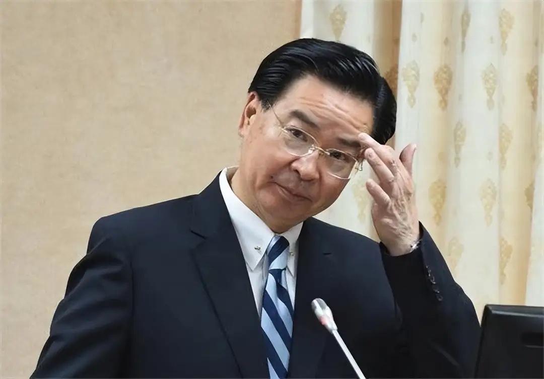 台独头目用“西菲律宾海”出卖国土，必须再让他长记性顽固“台独”分子吴钊燮，竟