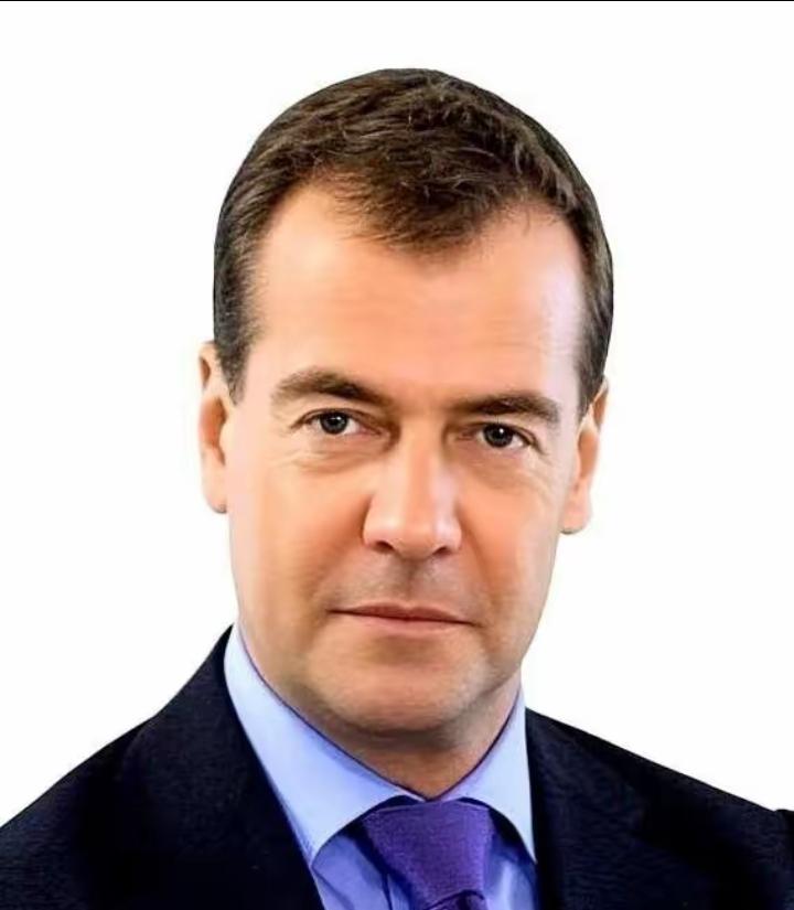 “不装了，摊牌了。梅德韦杰夫一句话把天给捅破了：“国家存亡，全看输赢”。什