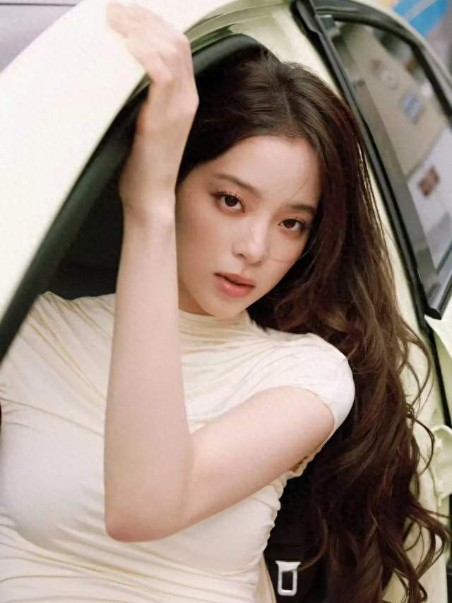 欧阳娜娜这组米黄写真绝了, 简直是把人间妩媚姐姐焊在了红毯上