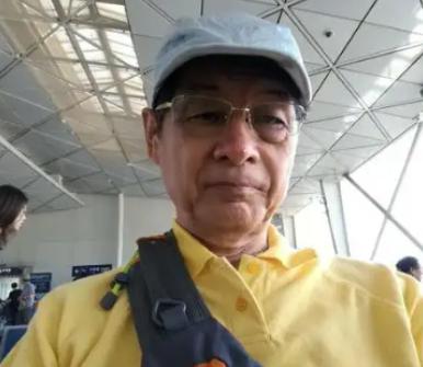 一七十多岁的日本老人在甘肃某景区售票窗口前，掏出护照态度强硬地要求免票，声称自己