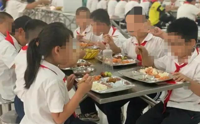 “小题大做？”上海嘉定，7岁男孩在学校与同班女同学吃午饭时，对女同学说“戳鸡鸡”