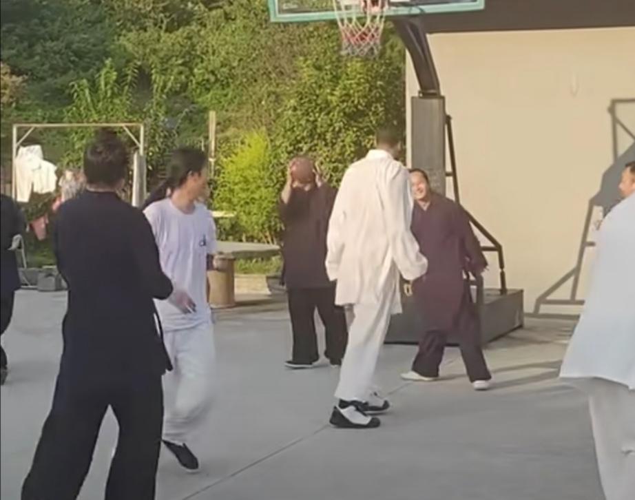 NBA球星组团打卡中华武学，狄龙武当山悟道狄龙·布鲁克斯本次中国行来到武当