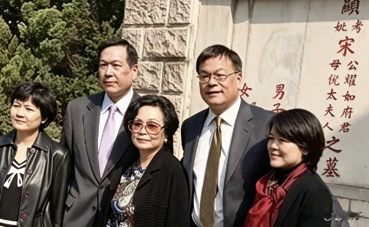 2008年，宋子文长女宋琼颐携家人，回到久别的上海老家，到宋庆龄陵园给祖辈做祭扫