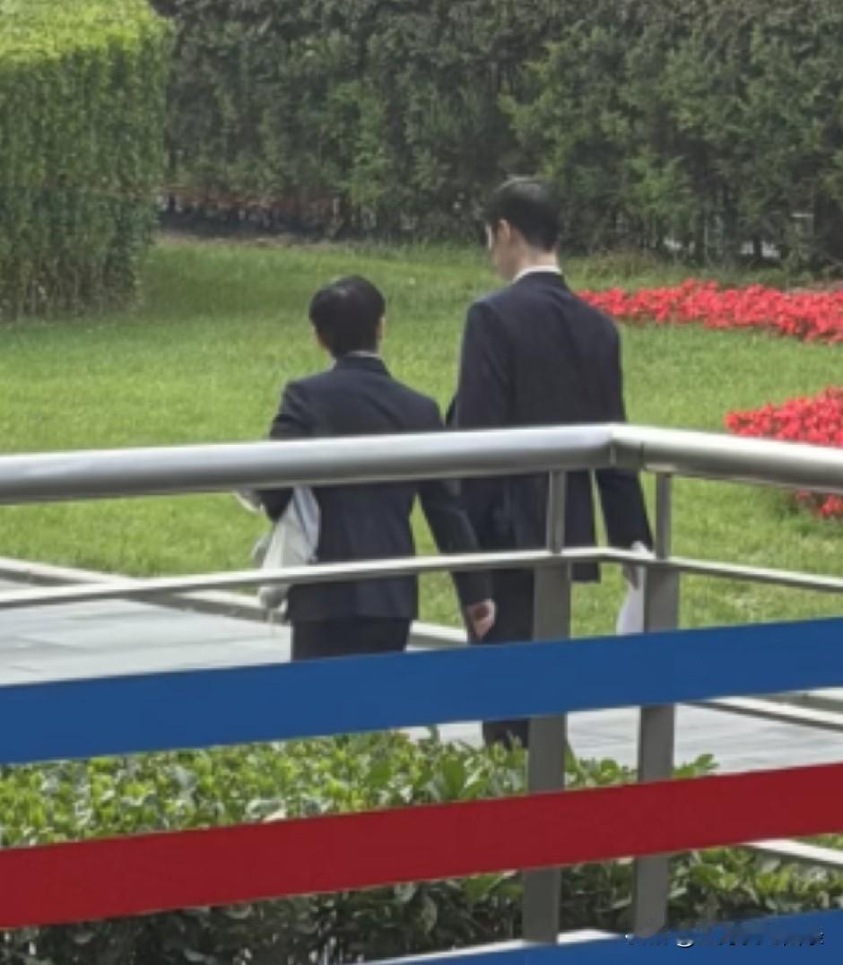 莎莎在北京呢，没休假。今天和王励勤一起开会去了，还穿着正装，以后不做运动