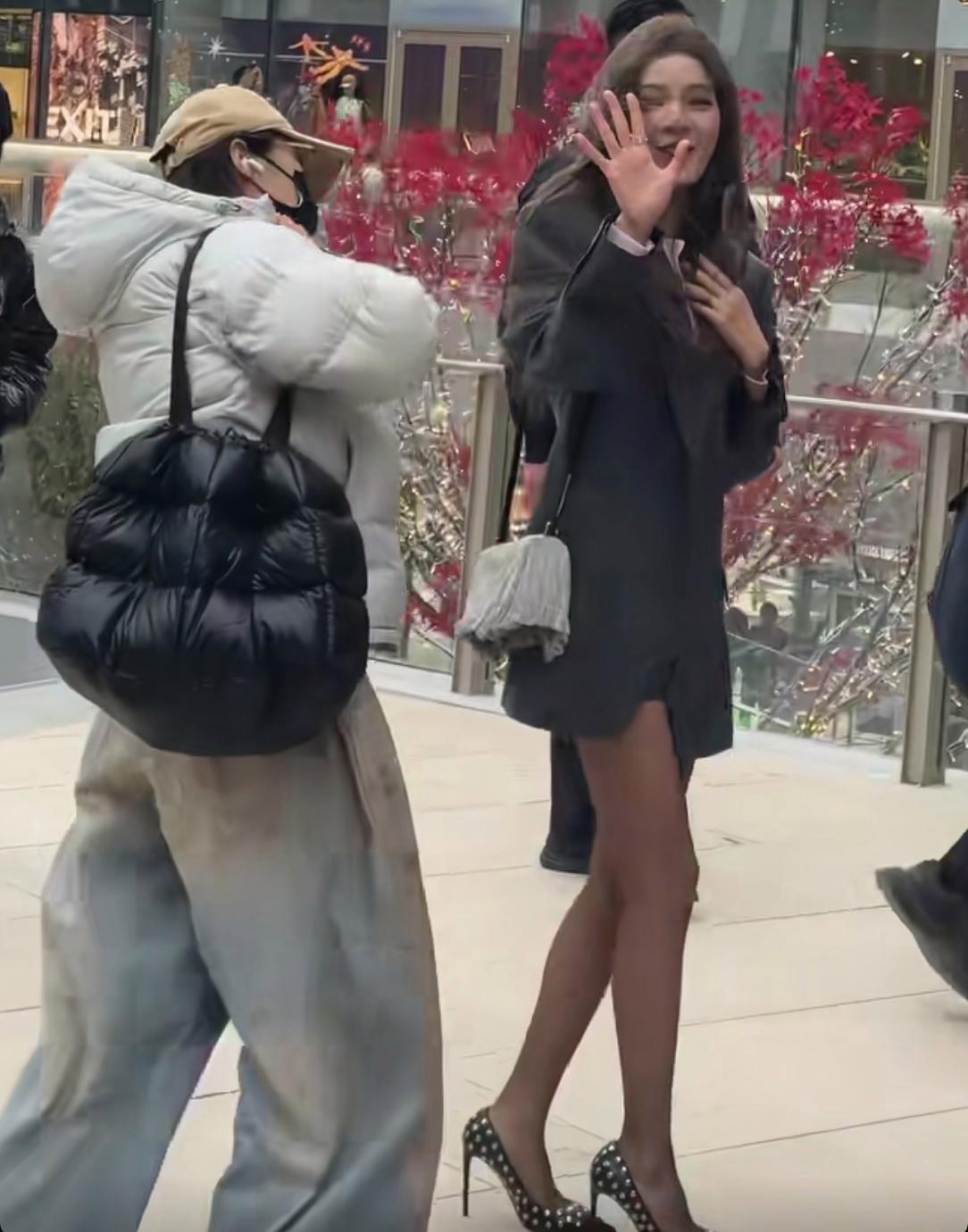 张予曦在北京被偶遇，她的腿又长又细，身材高挑，穿花高跟鞋好美