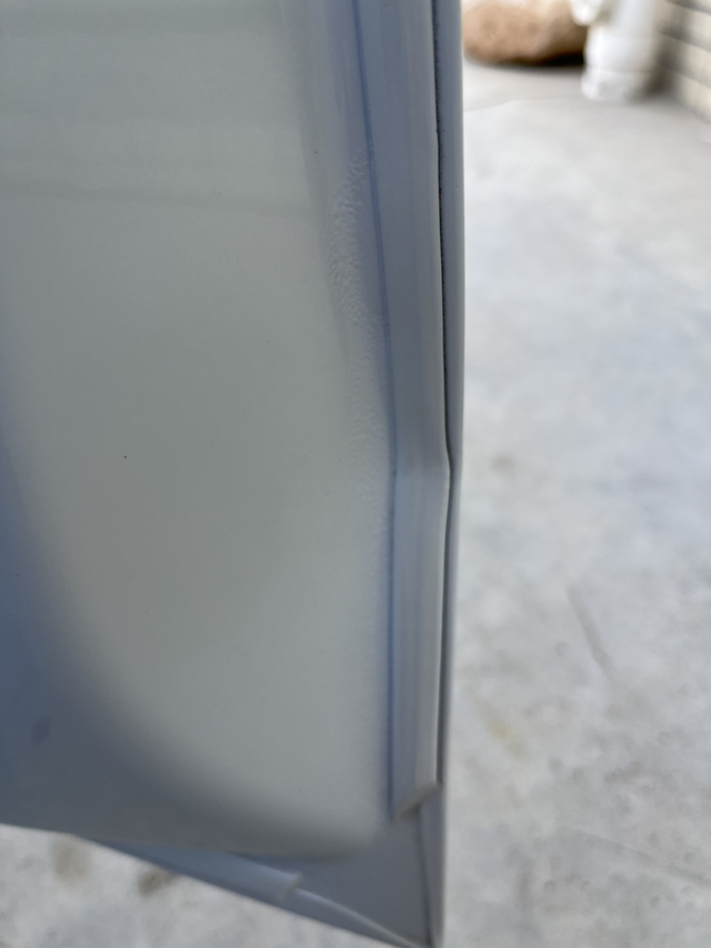 车漆起皱生锈四代帝豪的车主们，要留意一下门边打了密封胶的附近，车门底打了密封胶