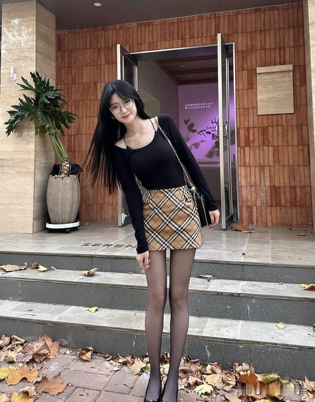 秋叶落，美人倚栏坐。