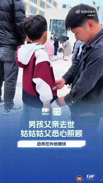 安徽蚌埠一个男孩的爸爸因为一场意外不慎离世,男孩的妈妈为了挣钱,不得已外出打工,