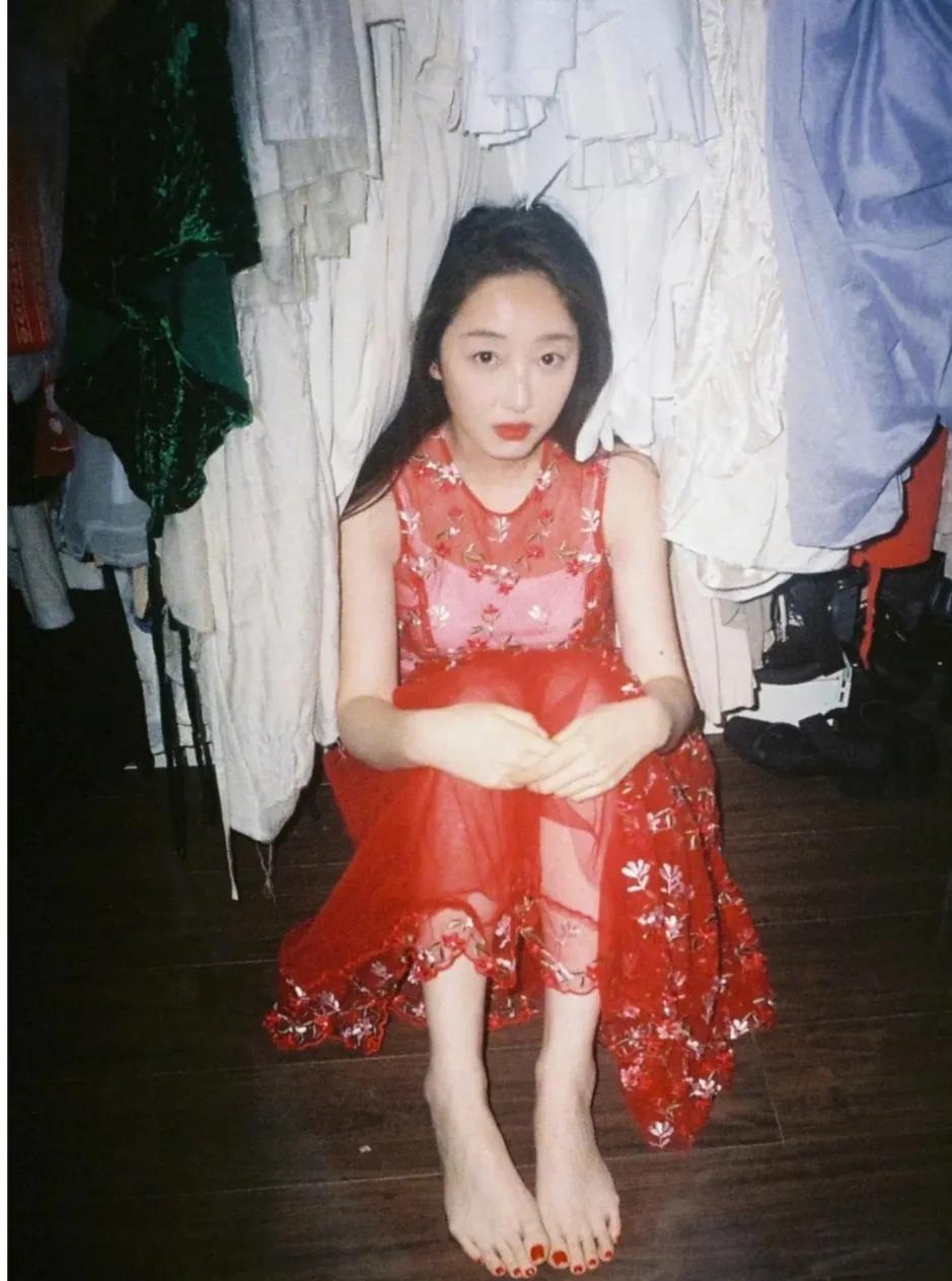 蒋梦婕，脚为什么光明正大的露出来。