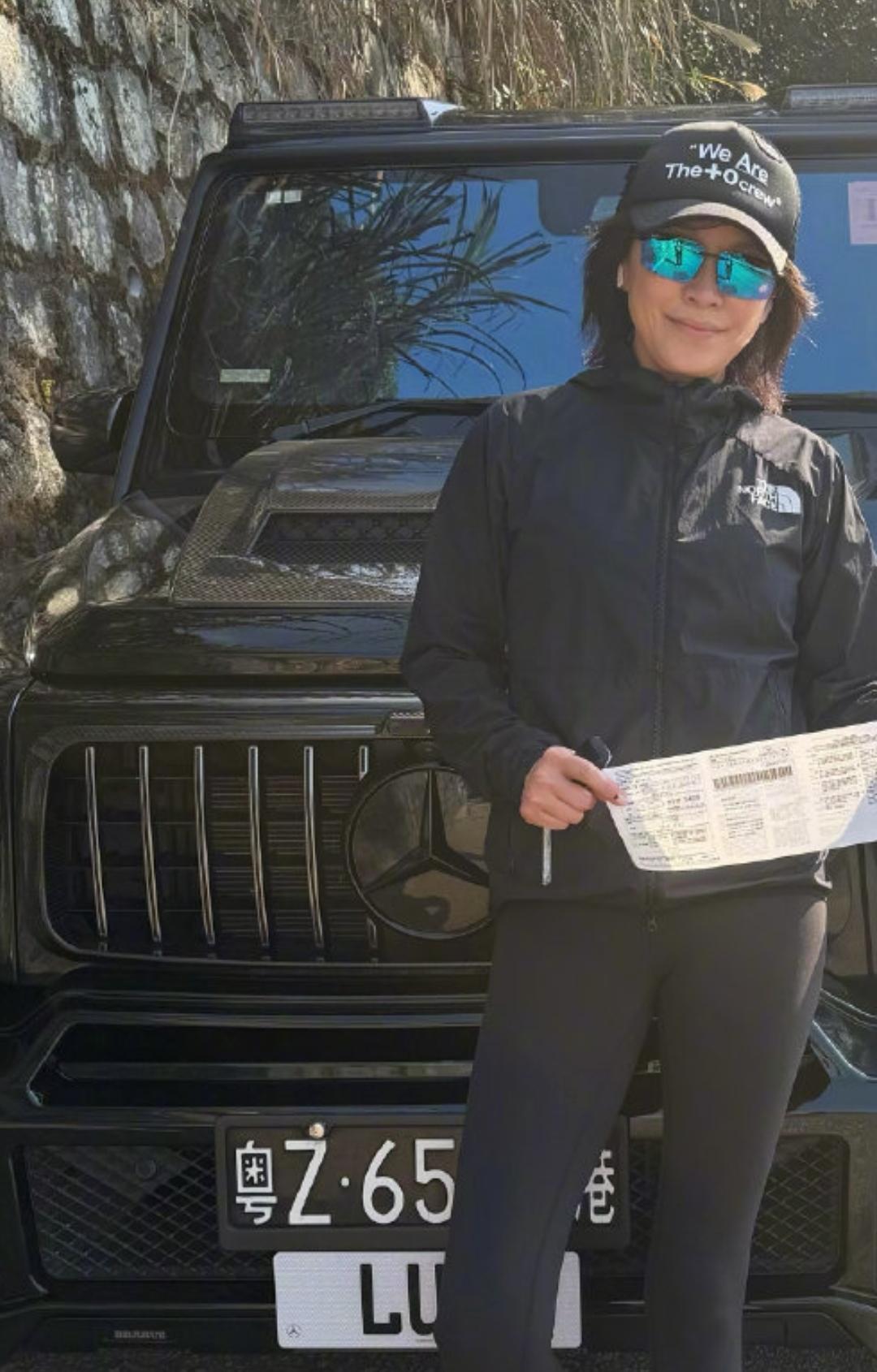 刘嘉玲也是倒霉，新年第一天，开着自己的奔驰豪车出门，就被交警贴了罚单。该说不