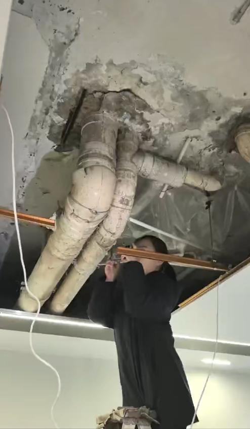 重庆万州，女子因搬家以40万的价格，卖掉了154平的学区房，买家装修后，以69.