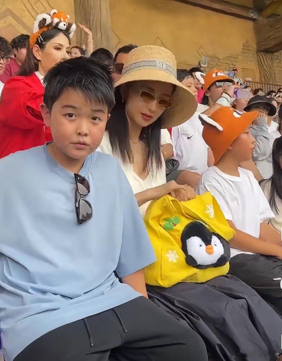 佟丽娅这婚离了等于没离佟丽娅这婚离了等于没离朵朵长得跟陈思诚简直一个模子刻出来，