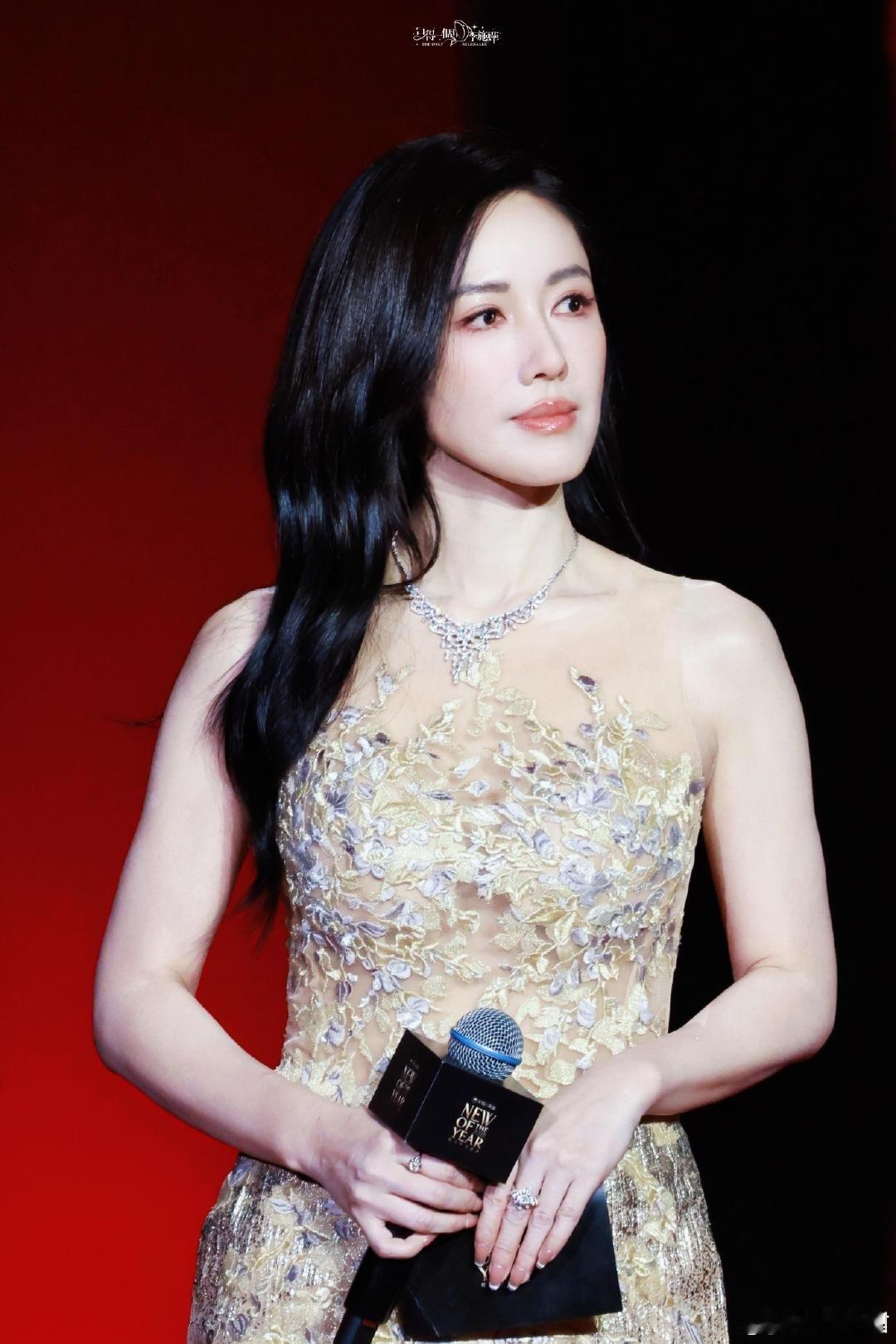 李施嬅分手后首秀美哭了谁能不被这波美强惨狠狠戳中！44岁李施嬅官宣与车崇健结束八