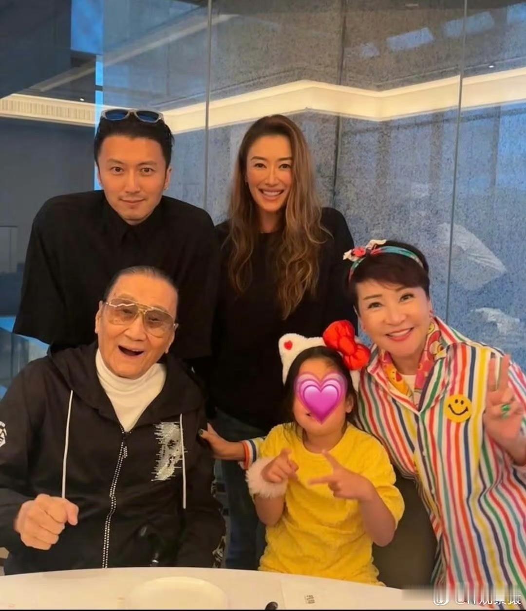 这个时候谢婷婷应该是最遗憾的因为她才刚刚人生圆满，和加拿大老公结婚生子，孩子