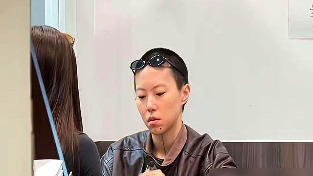 顶着寸头，一条纹身从下巴劈到脖子，窦靖童这副打扮在巴黎街头一露面，全网炸了。有人酸她叛逆，她转头就在