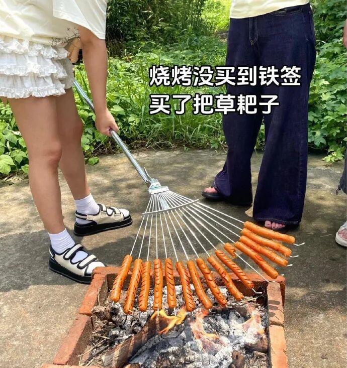 给您说个秘诀吧。去饭店吃饭，不要说菜还要多久上？要说不要了。比较管用。买东