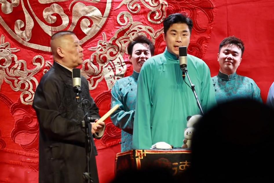 张九南这个十队队长，在成都还是很有人气的！在成都德云社首演，张九南刚登台，还没站