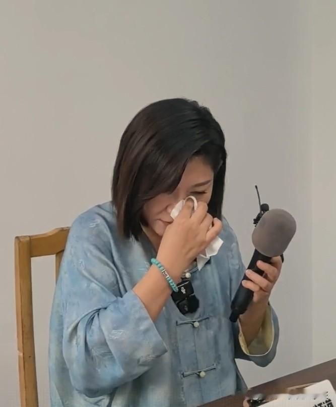 王暖暖的儿子是黑户。王暖暖面对记者泪崩，儿子现在还是黑户，而且身体有病，看病治