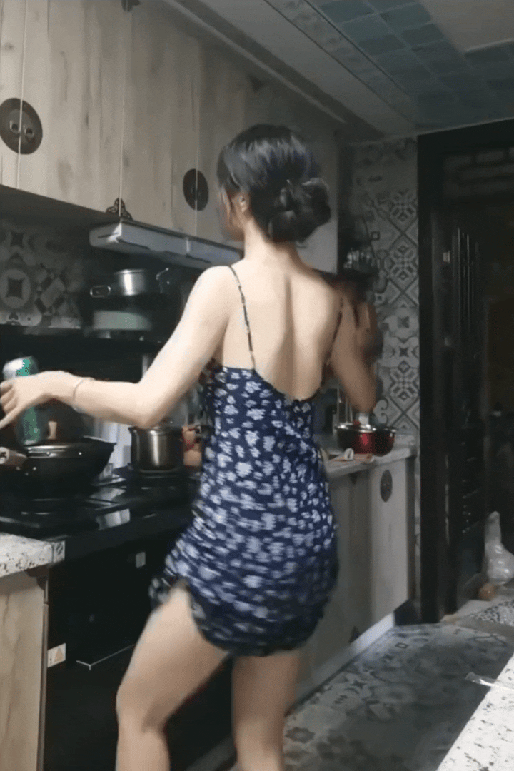 这位姐姐虽然处于微醺状态，但这舞姿绝对专业！
