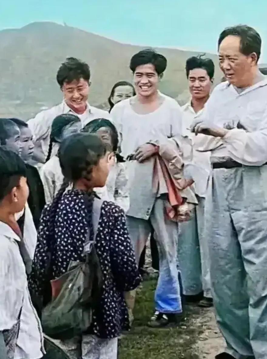毛主席在延安接受史沫特莱采访时，一群孩子爬到房顶上，毛主席说：快下来喊史大娘。