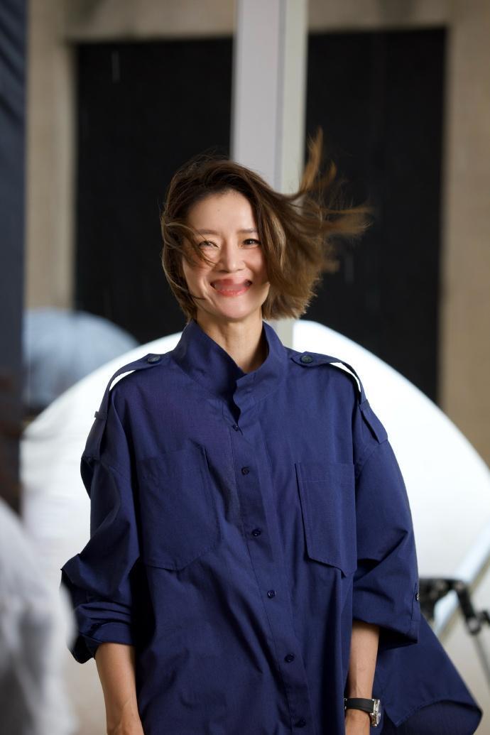 今天李娜在上海出席时尚活动，她这回搭配的很漂亮，看上去也格外的年轻。李娜里面