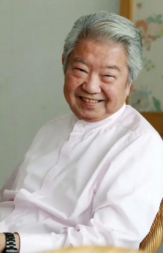 主持人问蔡澜:“你每去一个地方做节目，是不是要先去饭店品尝一下美食？”蔡澜摇摇头