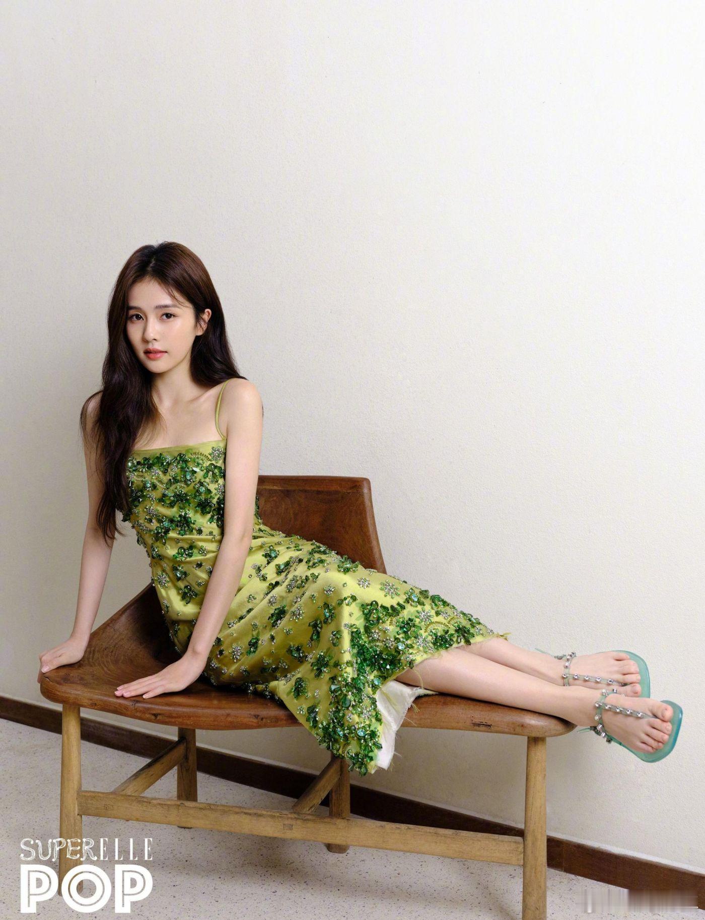 白鹿尖叫之夜海报c位白鹿：SuperELLEPOP电子刊封面气质大片：穿着S