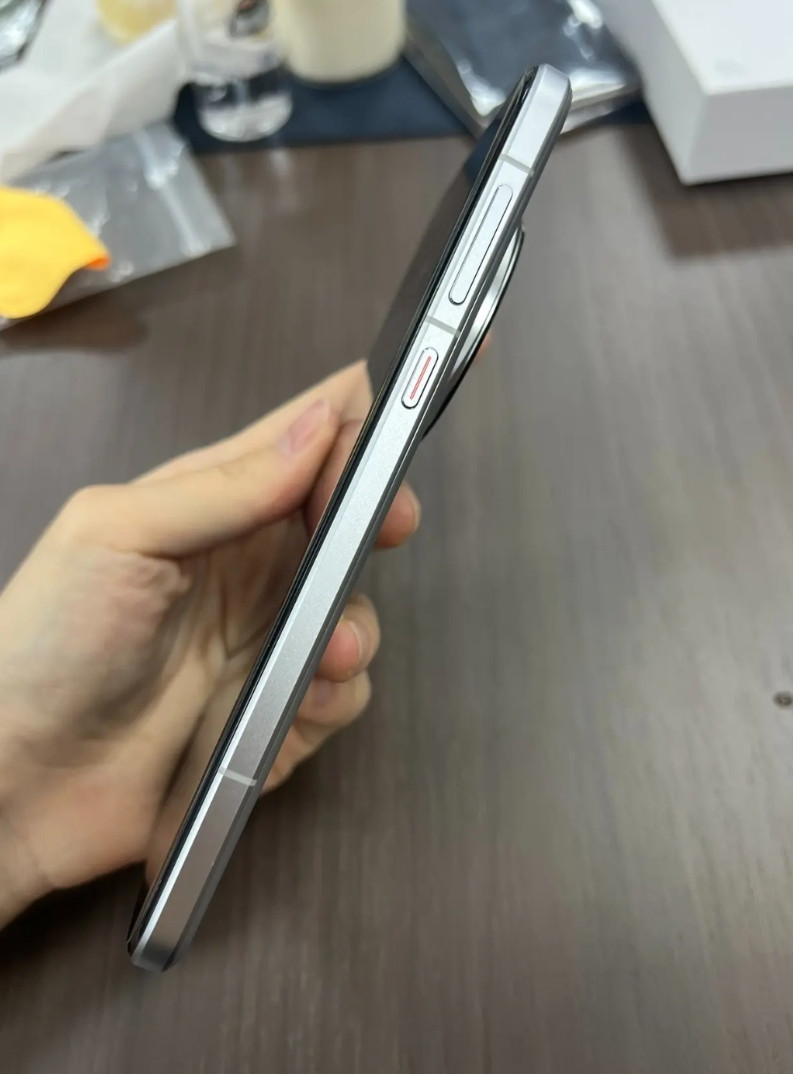 朋友3月份入手了荣耀Magic7Pro，今天终于忍不住了，说要换手机了。从