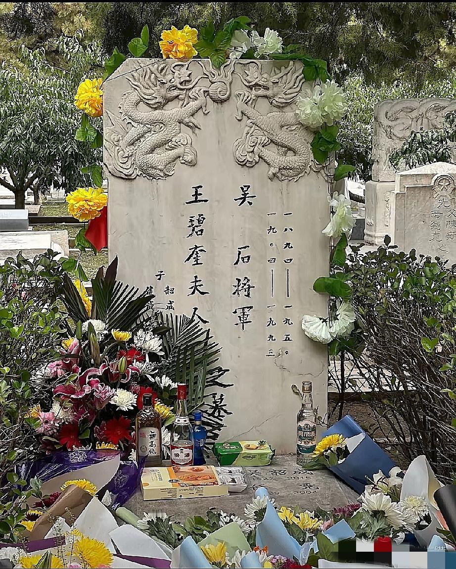 我同学一家三口前两天去福田公墓祭拜吴石将军，她回来跟我说，那里根本不用问路，跟着