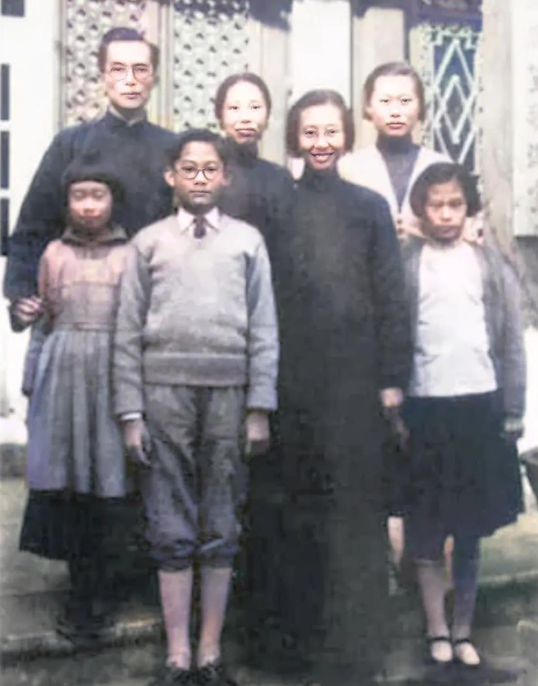 1939年，清华校长梅贻琦携家眷在昆明艰难度日。夫人韩咏华摆摊补贴家用，梅校长为