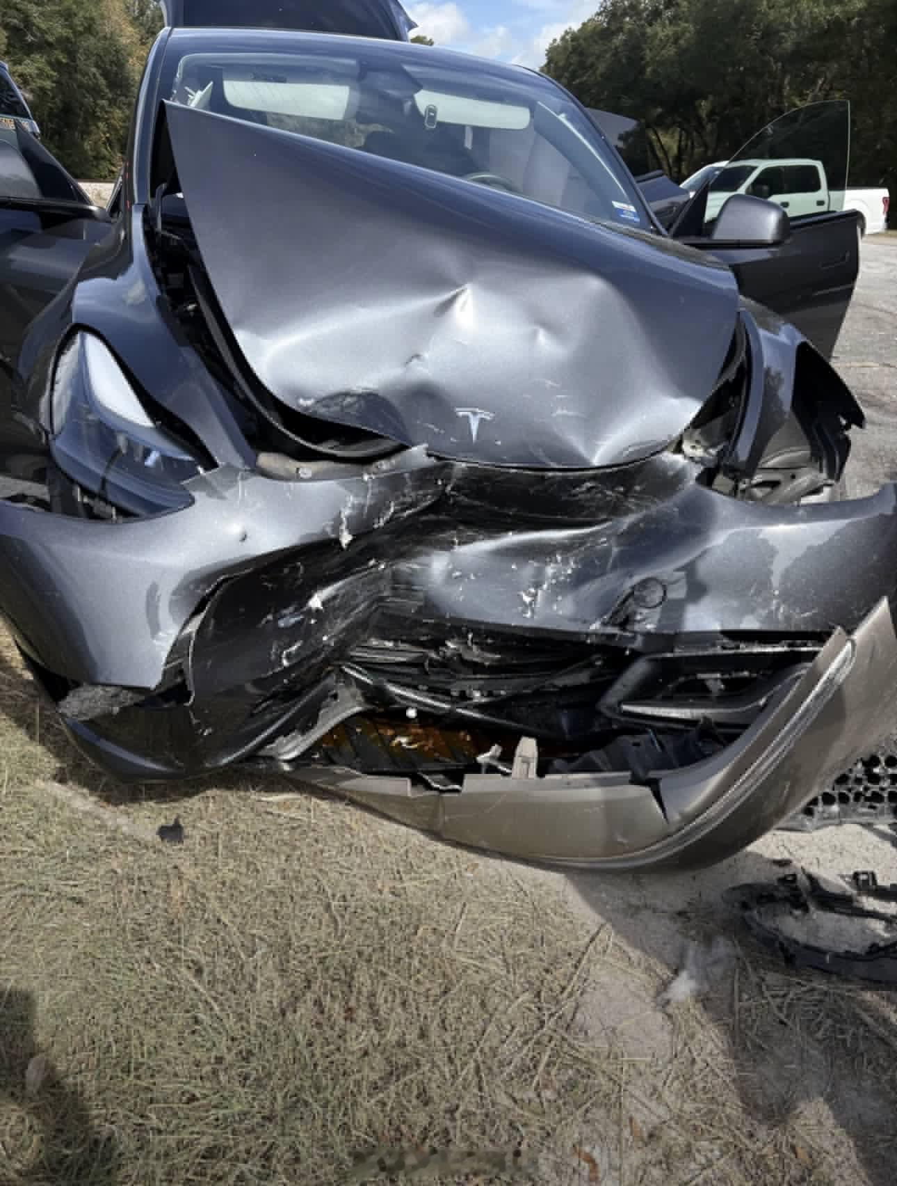 对特斯拉来说安全永远是第一位X上有用户发帖表示“她欠特斯拉一条命”，当天她的特斯