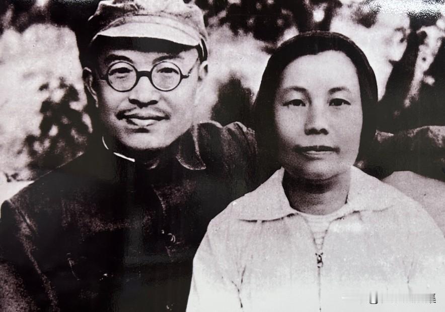 1935年冬，张闻天同刘英在瓦窑堡结为终身伴侣。这是他们后来在延安的合影。在延安