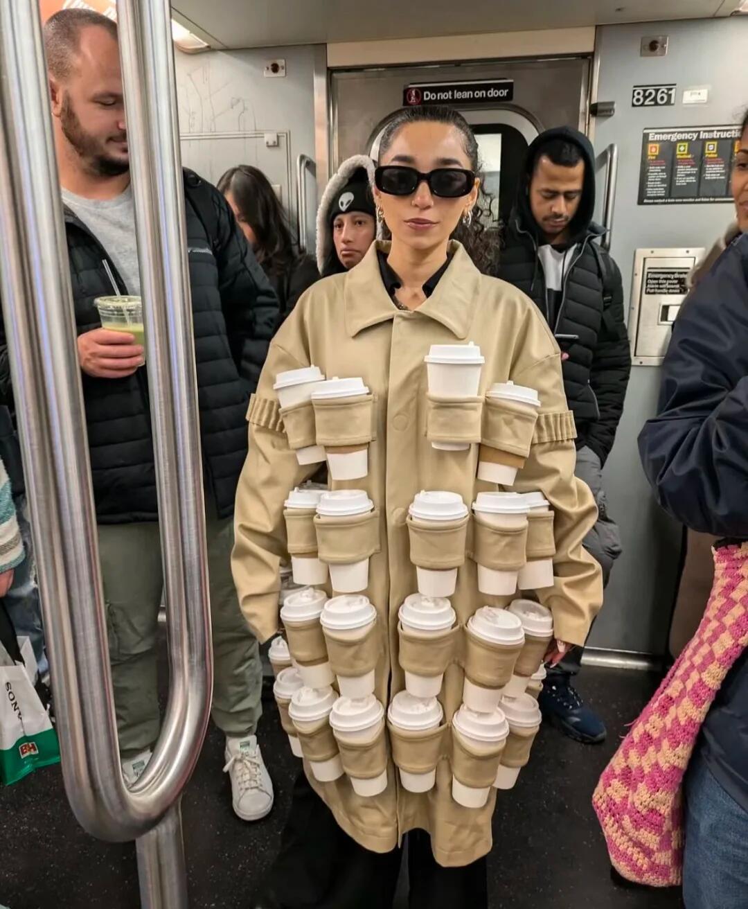 这场外卖商战的我belike：喝着手里的看着锅里的天天都想喝​​​