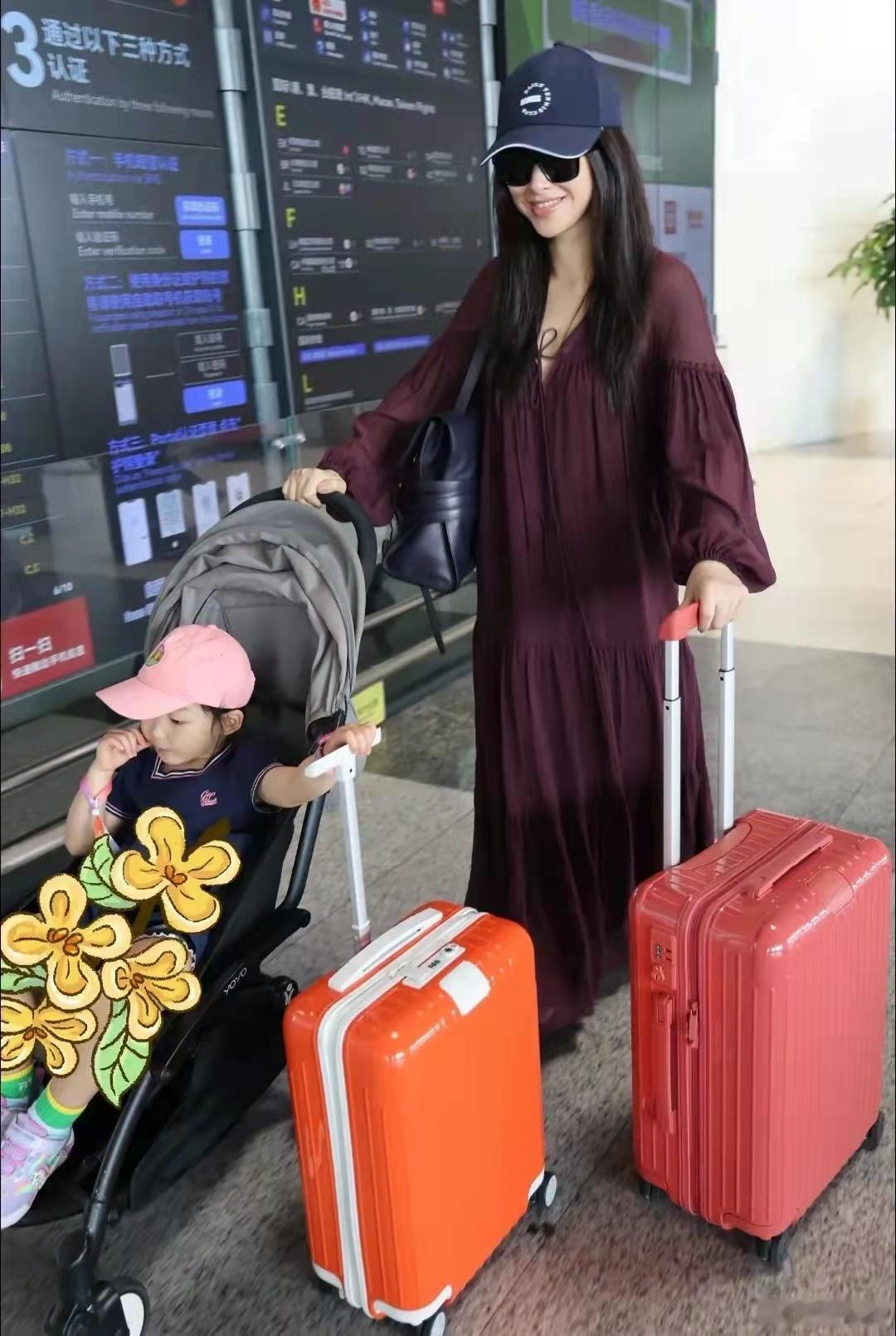 朱珠陪老公出差意大利，女儿珠宝好乖巧，男方做高端西服生意，也是个富豪吧！​​​